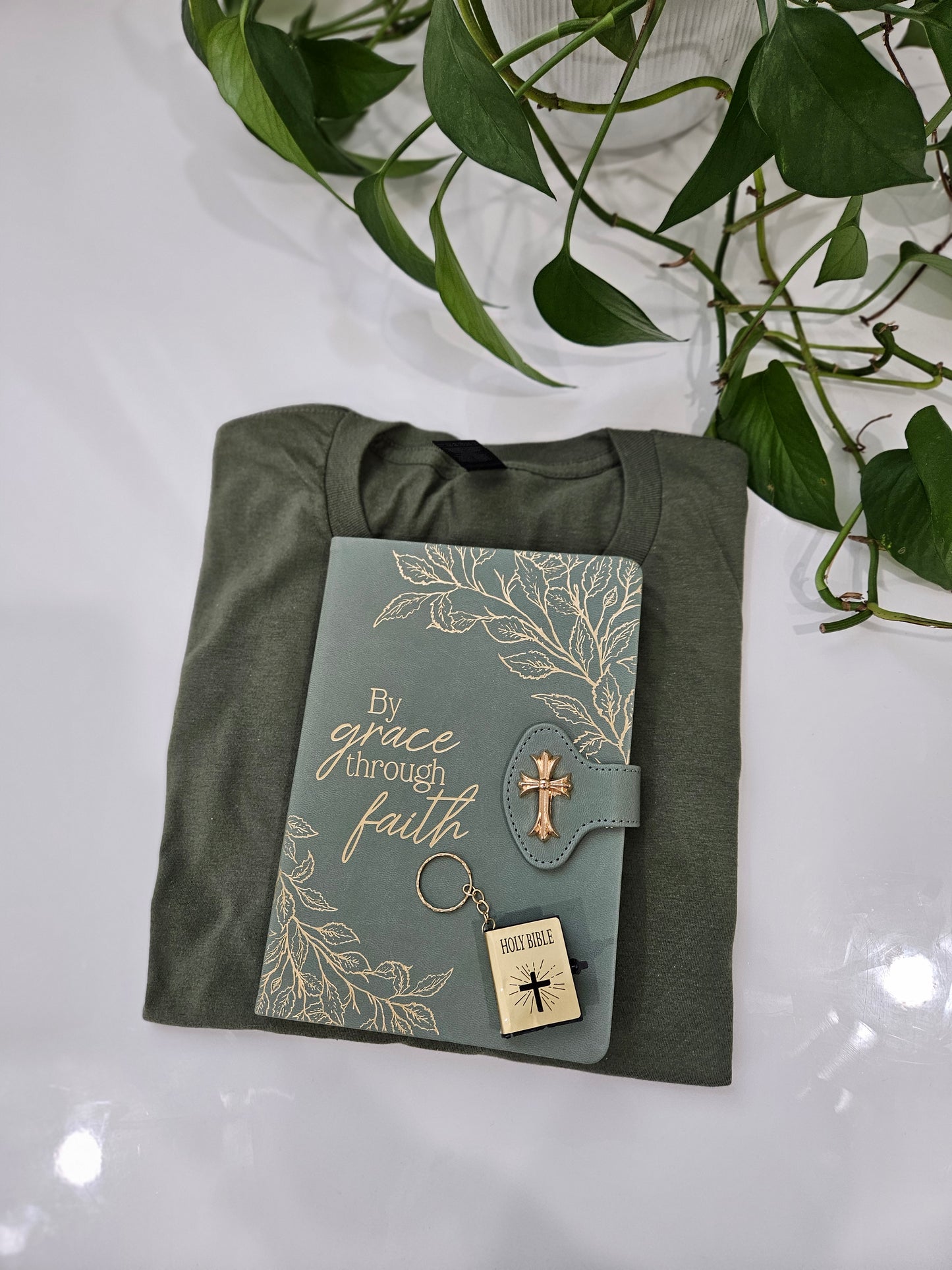 Libreta + camiseta verde militar+llavero de la Santa Biblia