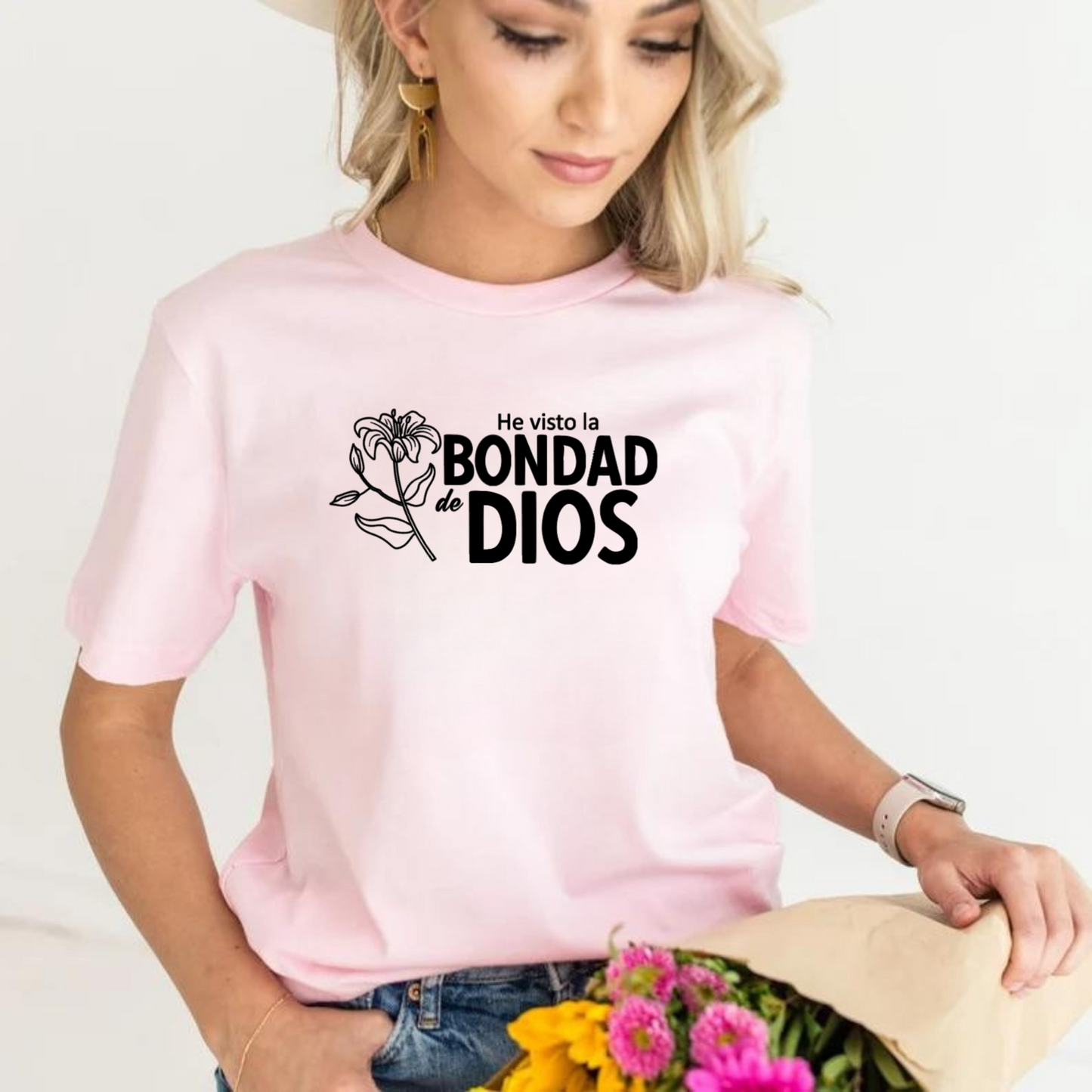 T-shirt "La Bondad de Dios" rosa claro. En inglés y español