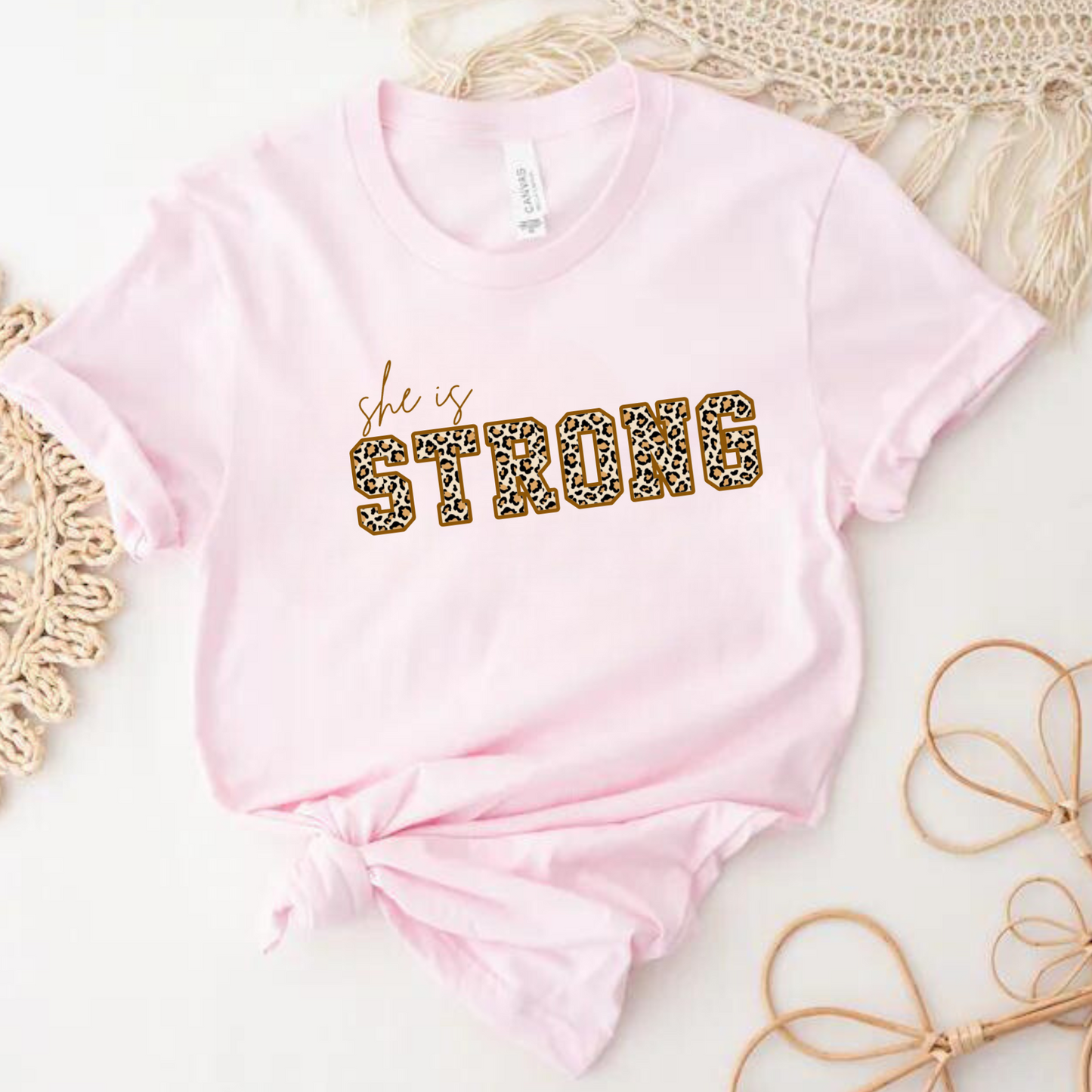 "She is Strong" T-shirt Leopardo manga corta. Animal Print