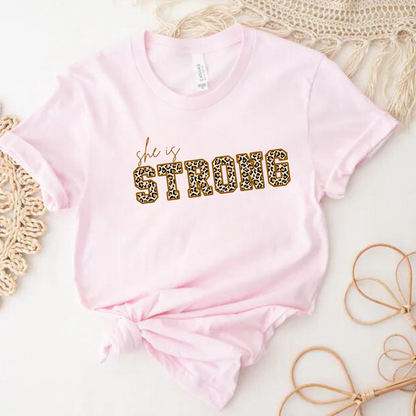 "She is Strong" T-shirt Leopardo manga corta. Animal Print