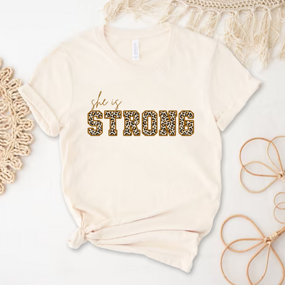 "She is Strong" T-shirt Leopardo manga corta. Animal Print