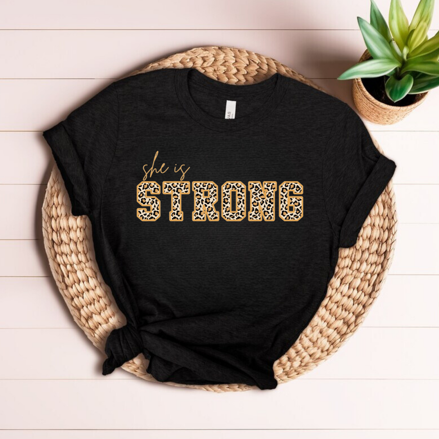 "She is Strong" T-shirt Leopardo manga corta. Animal Print
