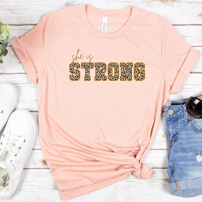 "She is Strong" T-shirt Leopardo manga corta. Animal Print