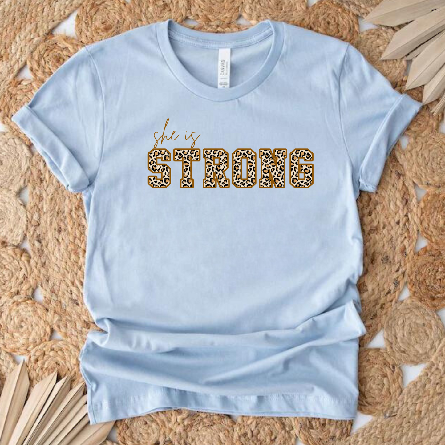 "She is Strong" T-shirt Leopardo manga corta. Animal Print