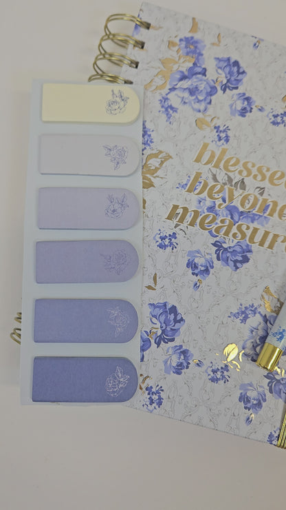 Agenda"Blessed Beyond Measure " floreada, con sticky notes.