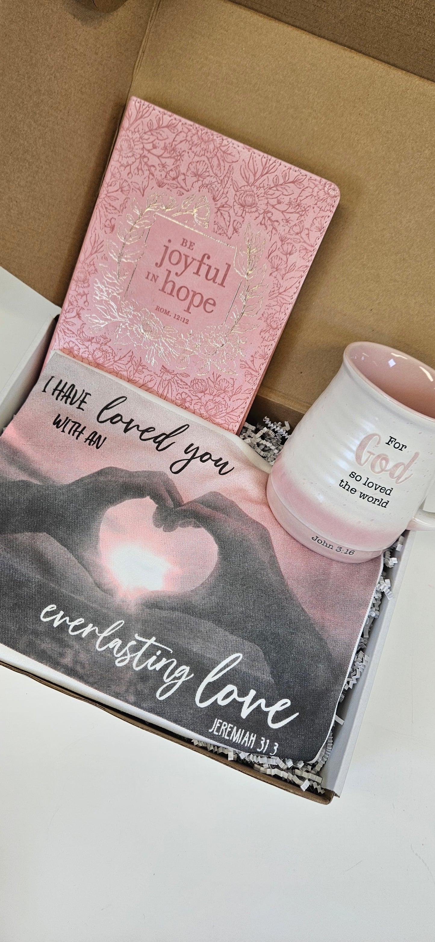 Giftbox (Taza + Libreta + Tshirt con mensaje Cristiano) incluye hermoso empaque y dedicatoria