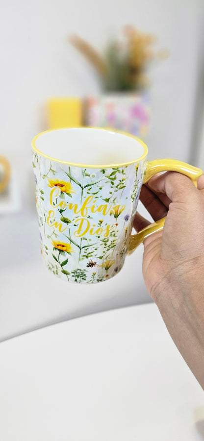 Taza "Confía en Dios" Mug amarilla floreada