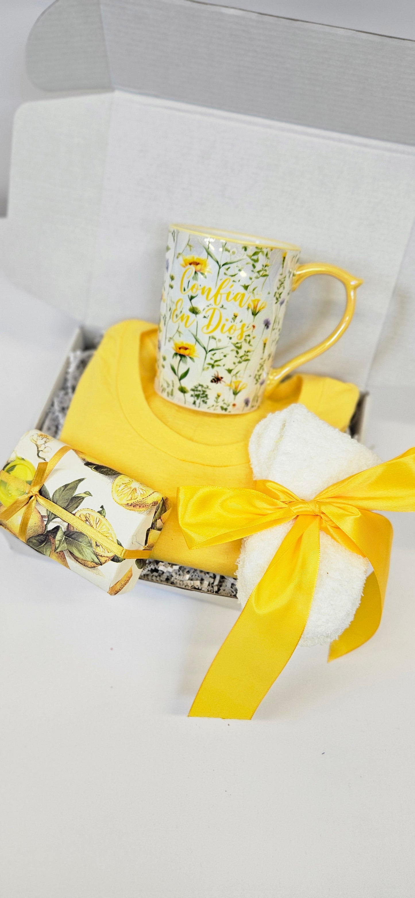 Giftbox de 4 artículos (Taza+Tshirt para personalizar +medias +Jabón)