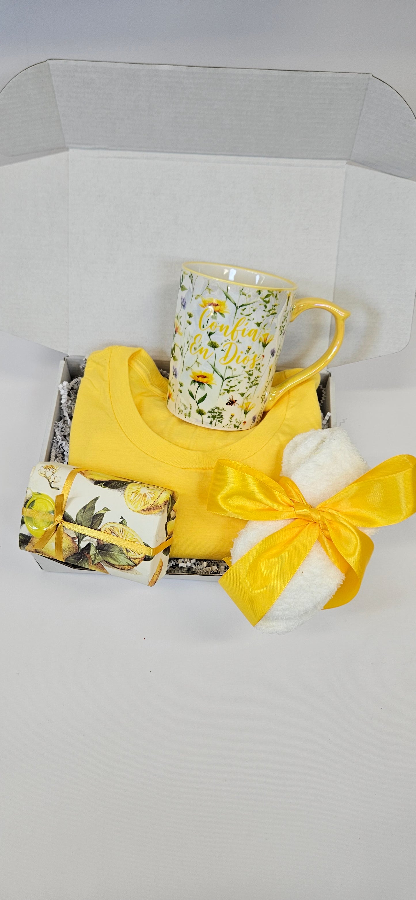 Giftbox de 4 artículos (Taza+Tshirt para personalizar +medias +Jabón)
